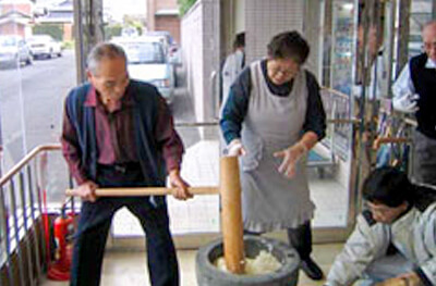 お餅つき