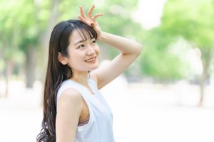 紫外線に当たる女性